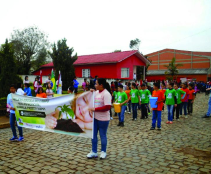 Projeto Escola no Campo é tema de Desfile Cívico em Celso Ramos e Fraiburgo