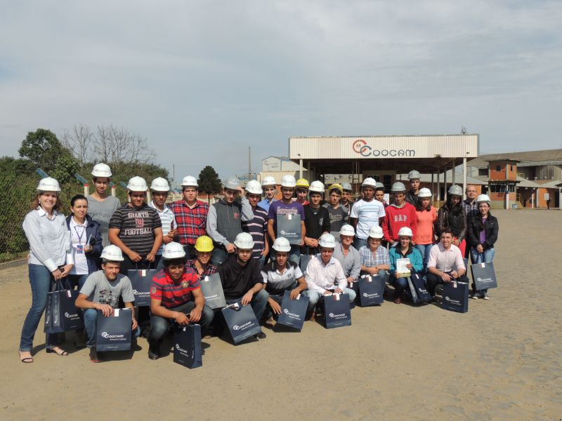 Coocam recebe alunos do Programa Empreendedor Rural