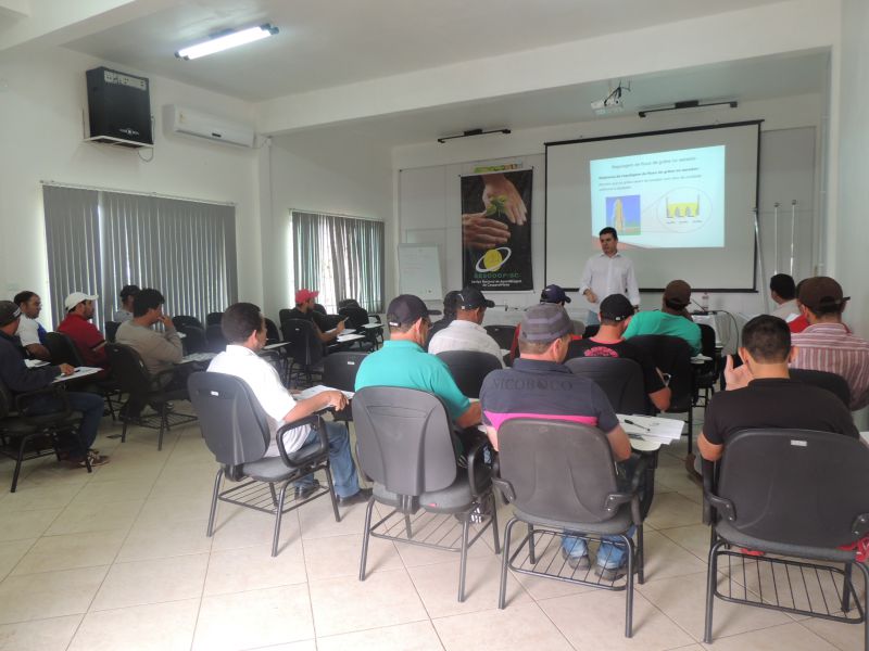 Coocam realiza treinamento sobre secagem de grãos ao setor operacional