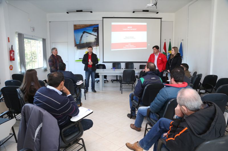 Técnicos da Coocam participam de palestra sobre manejo de insetos e ácaros