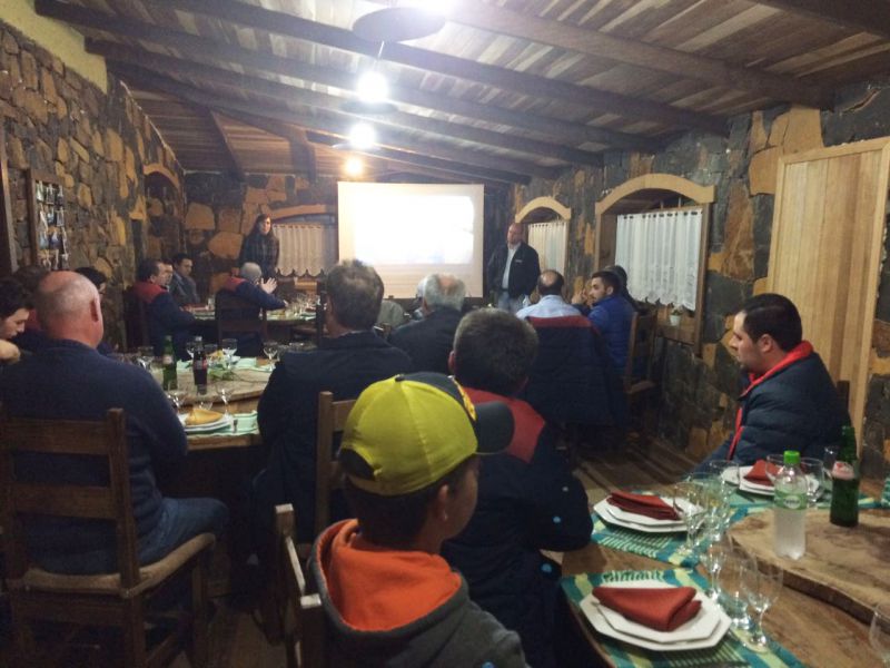 Técnicos e associados da Coocam participam de lançamento de fungicida