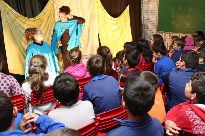 Coocam promove “Dia de Teatro” em escolas participantes do Projeto Escola no Campo