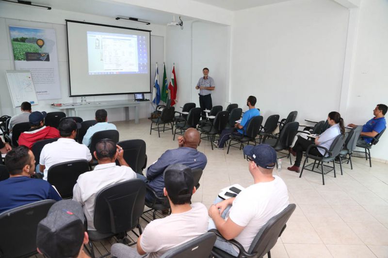 Funcionários do setor de armazenagem recebem treinamento