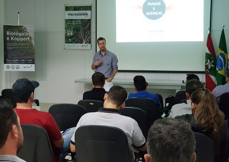 Coocam e Koppert realizam palestra que reuniu profissionais da área técnica e produtores.