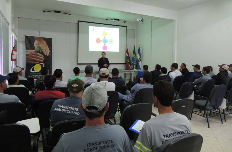 Setor de transporte participa de palestra alusiva ao Maio Amarelo