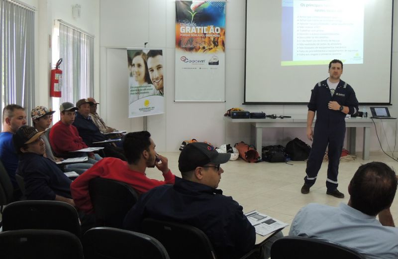 Colaboradores da Coocam participam de treinamento sobre a NR-33