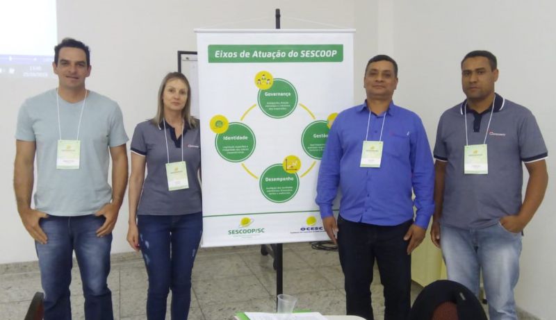 Colaboradores da Coocam participam de curso de liderança, em Chapecó