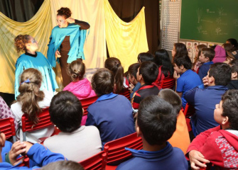 Coocam promove “Dia de Teatro” em escolas participantes do Projeto Escola no Campo