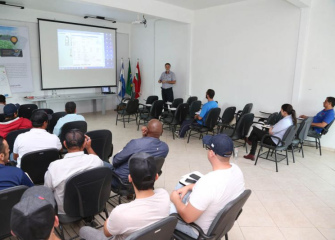 Funcionários do setor de armazenagem recebem treinamento