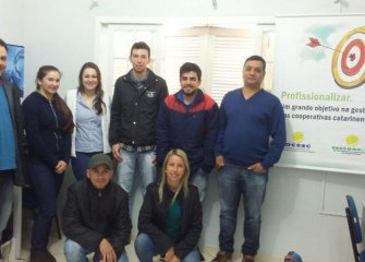 Colaboradores da Coocam participam de curso de Excel. O projeto aconteceu devido a parceria entre a cooperativa e o Sescoop-SC.